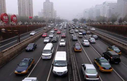 小汽车高速开多少公里