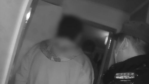 男子混入年会蹭吃蹭喝还领奖合影