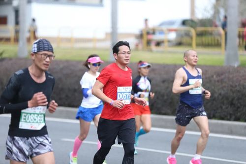 董事长与女子跑马拉松被拍?公司回应