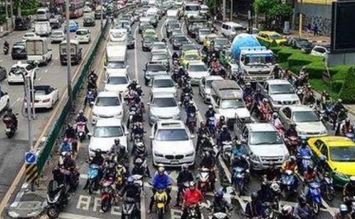 汽车红灯能跑多少公里路 汽车红灯能跑多少公里路