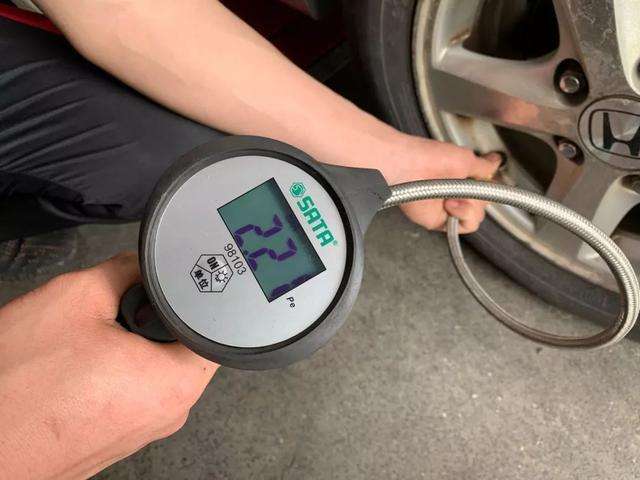 夏天汽车胎压多少好