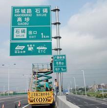 高速每公里十个警示牌 当地回应
