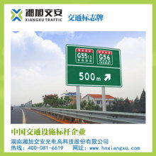 高速每公里十个警示牌 当地回应