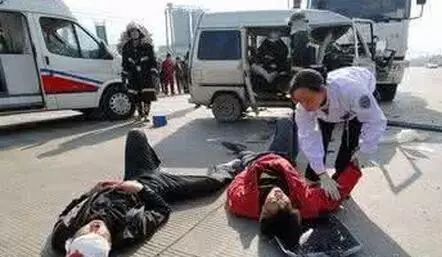 小米SU7撞死2人后焚毁?警方通报 小米SU7撞死2人后焚毁?警方通报