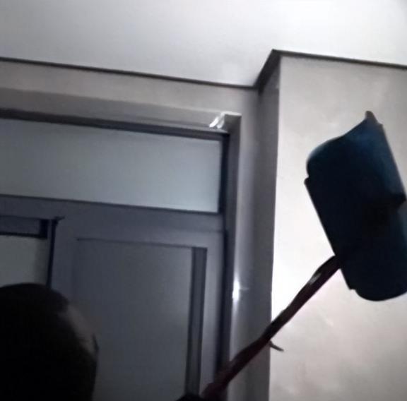 房主称因台灯有灰拒退押金