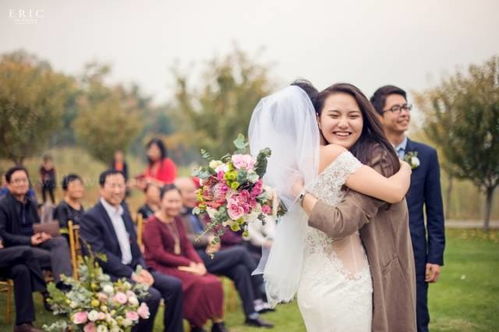 婚礼上新郎收红包转手就给了新娘