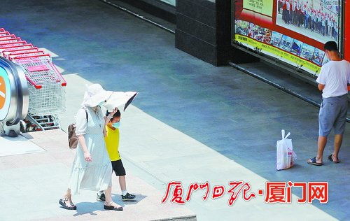 \天屎之路\引热议 行人频频中招