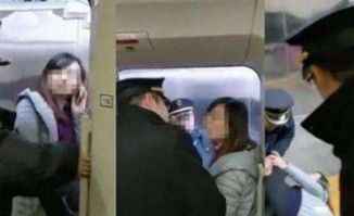 女子伸腿阻止高铁关门被行拘