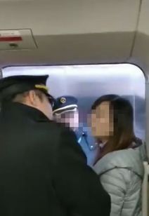 女子伸腿阻止高铁关门被行拘