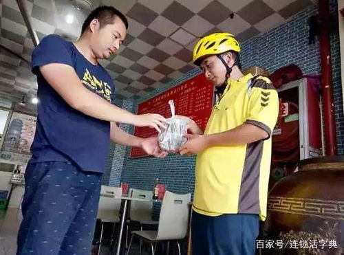 刘强东送外卖后请骑手们吃海底捞