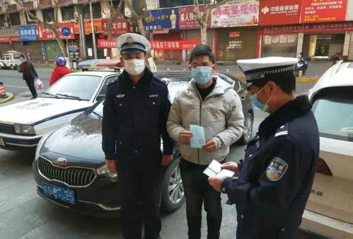 3男孩从汽车天窗探出身体 交警回应