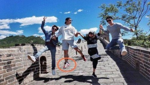 男子爬长城 给自己唱出一片空地