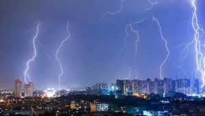西安雷雨夜不明黑影疾速掠过