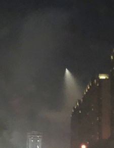 西安雷雨夜不明黑影疾速掠过
