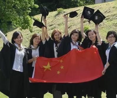 留学生沿路追着解放军齐喊中国万岁